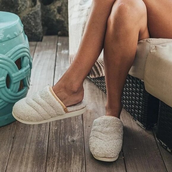 OluKai Shoes - Olukai pupu mua slippers fuzzy white soft cozy women's sz 11